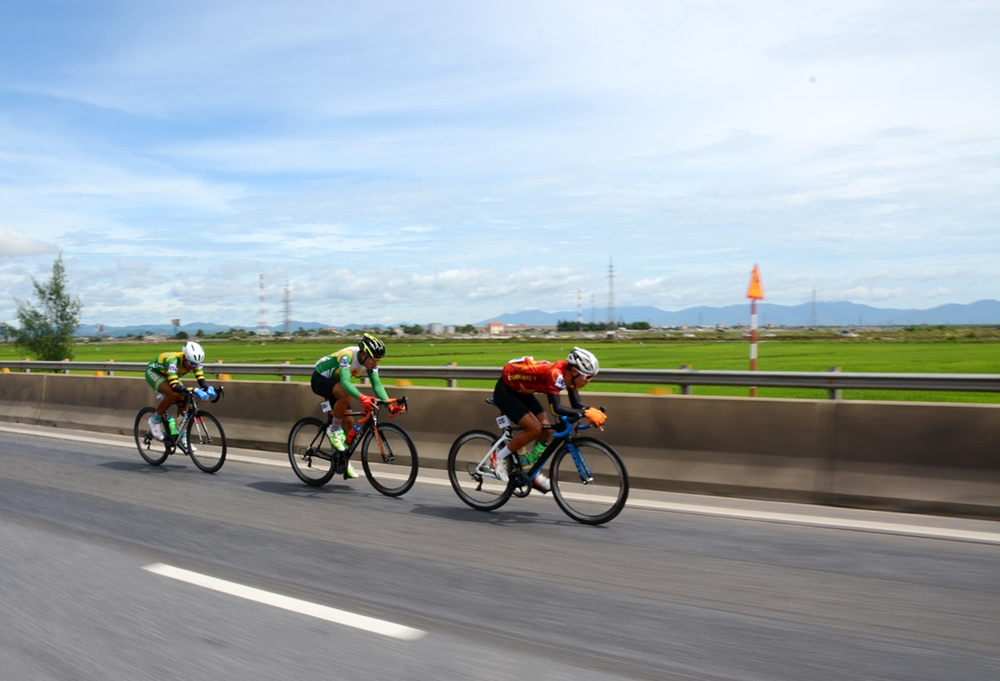 Những tay đua trong tốp đầu tiên cơ động trên địa phận Quảng Bình.