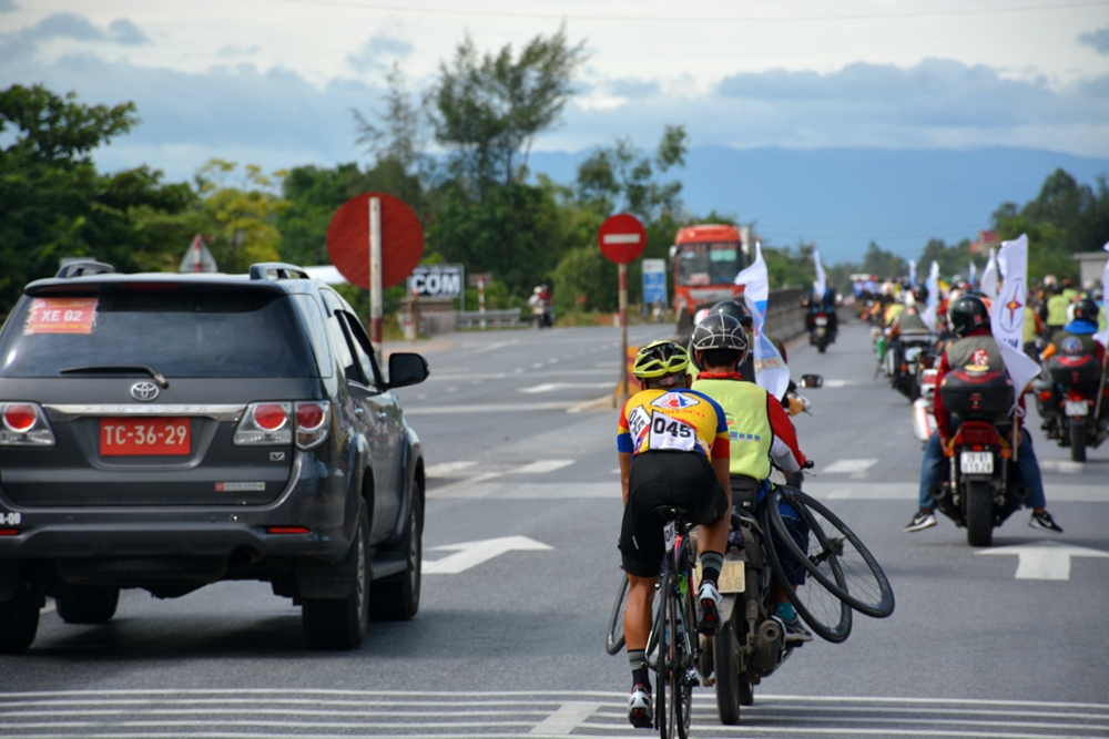 Một tay đua được dẫn nhập đoàn sau khi được hỗ trợ kỹ thuật.