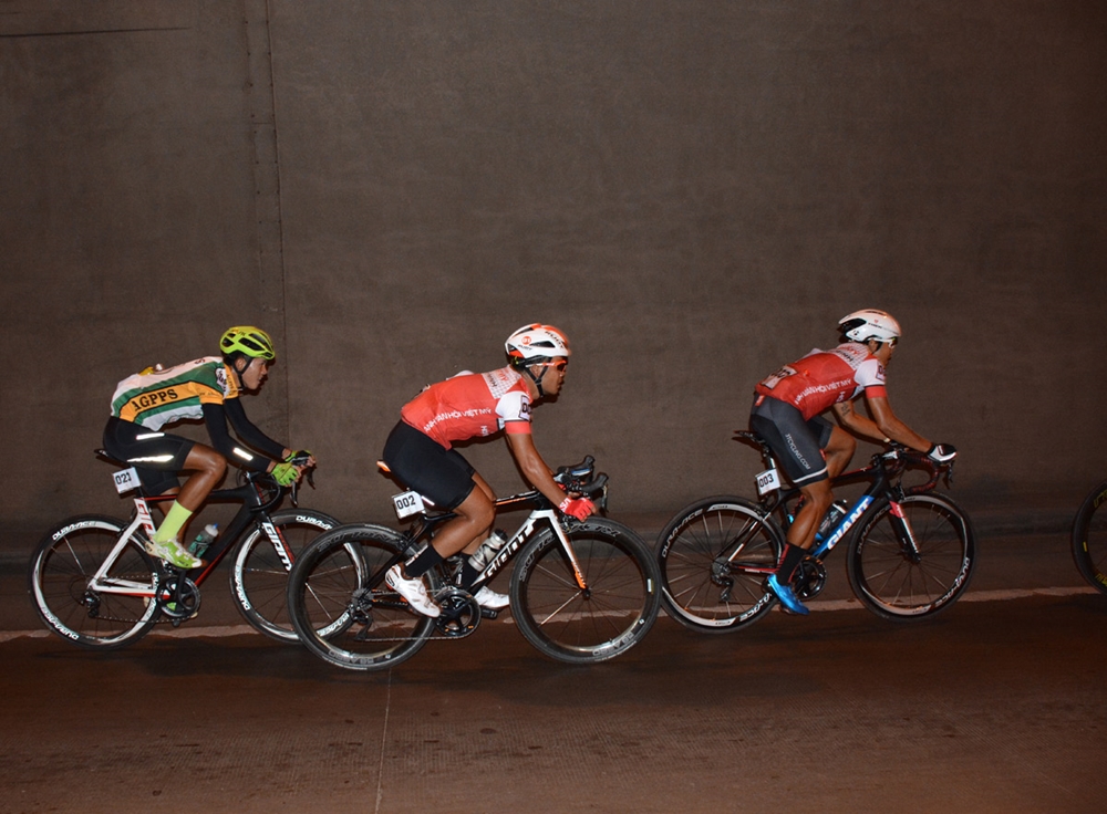 Các tay đua qua hầm Đèo Ngang để sang địa phận Quảng Bình.