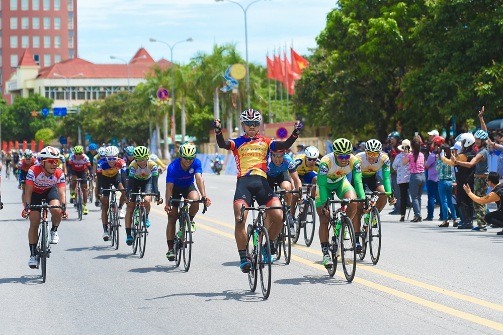 Tay đua Nguyễn Tấn Hoài, mang áo số 43, Đội Dược Domesco Đồng Tháp đã cán đích đầu tiên, giành Nhất chặng 4 của Cuộc đua.