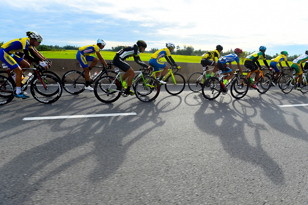 Nhìn chung trong suốt chặng, ở một số đoạn đường có một vài nhóm nhỏ tách tốp, nhưng giãn cách so với tốp còn lại không quá xa.