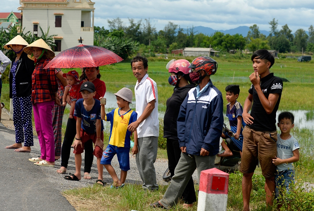 Bà con nhân dân sinh sống dọc Quốc lộ 1A ra theo dõi cuộc đua,