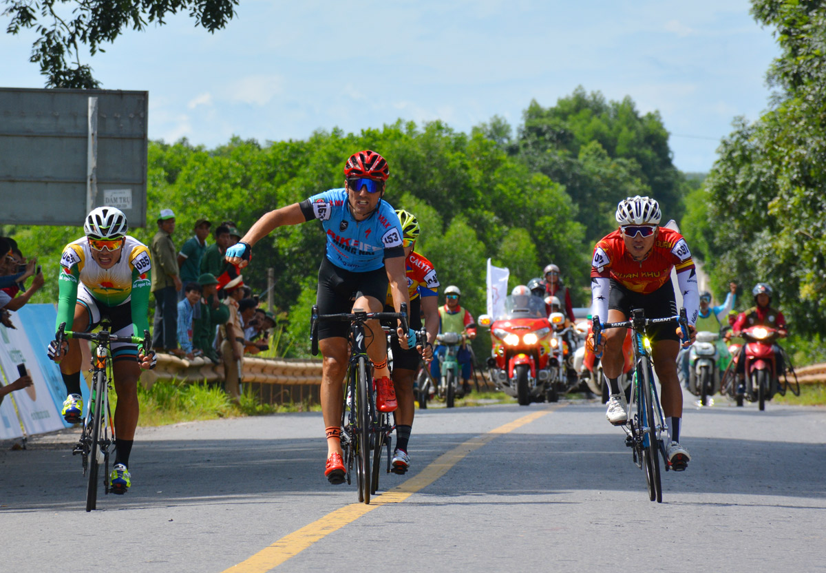 Cuộc đua xe đạp “Về Trường Sơn-2017, Cúp Báo Quân đội nhân dân”: Tay đua Loic Desriac giành Nhất Chặng 5