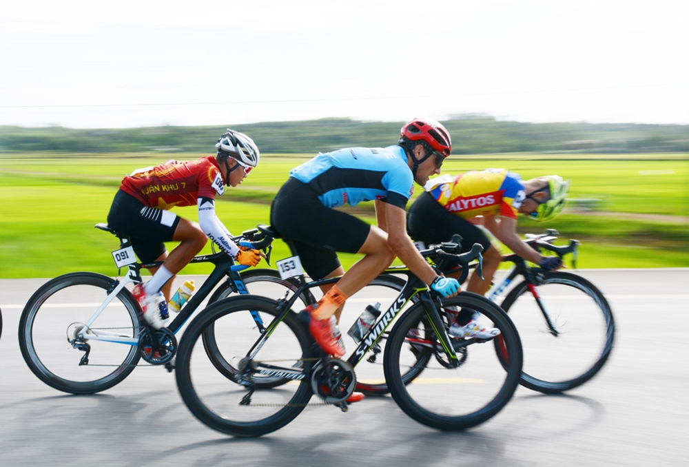 3 trong số 4 tay đua tốp 1 trong một pha đua tốc độ.