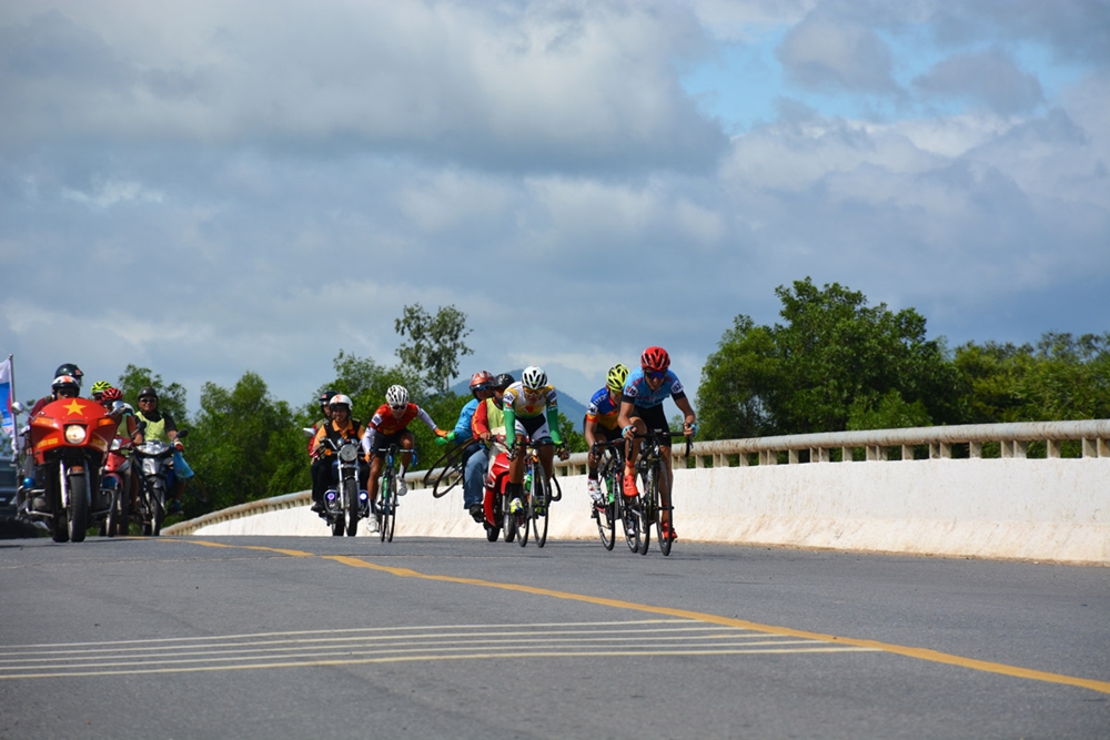 Khoảng cách giữa 2 tốp được duy trì khá ổn định, khoảng từ 1,5km đến 2km.