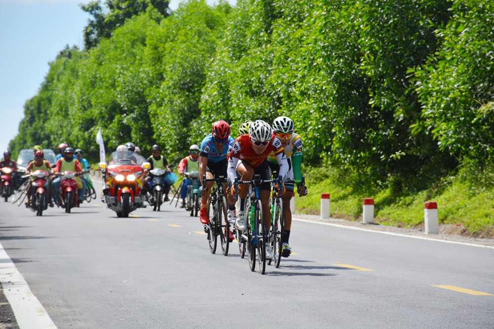 Dẫn đầu tốp này là tay đua mang áo số 91- Huỳnh Thanh Tùng, tiếp đó là các tay đua mang áo 153- Loic Desriac, 65- Trịnh Đức Tâm và 45- Trần Nguyễn Minh Trí.