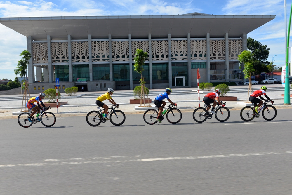 Các tay đua của tốp thứ 2 trên đường phố Đông Hà.