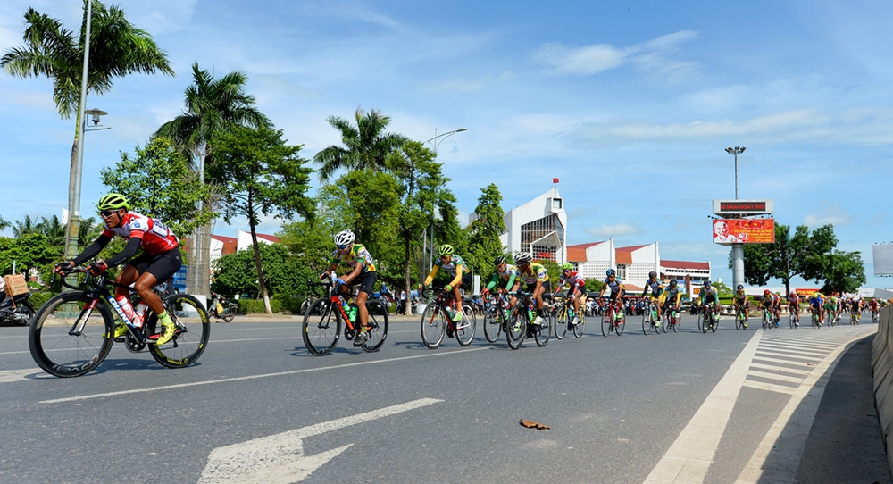 Đoàn đua tiến qua chợ Đông Hà.