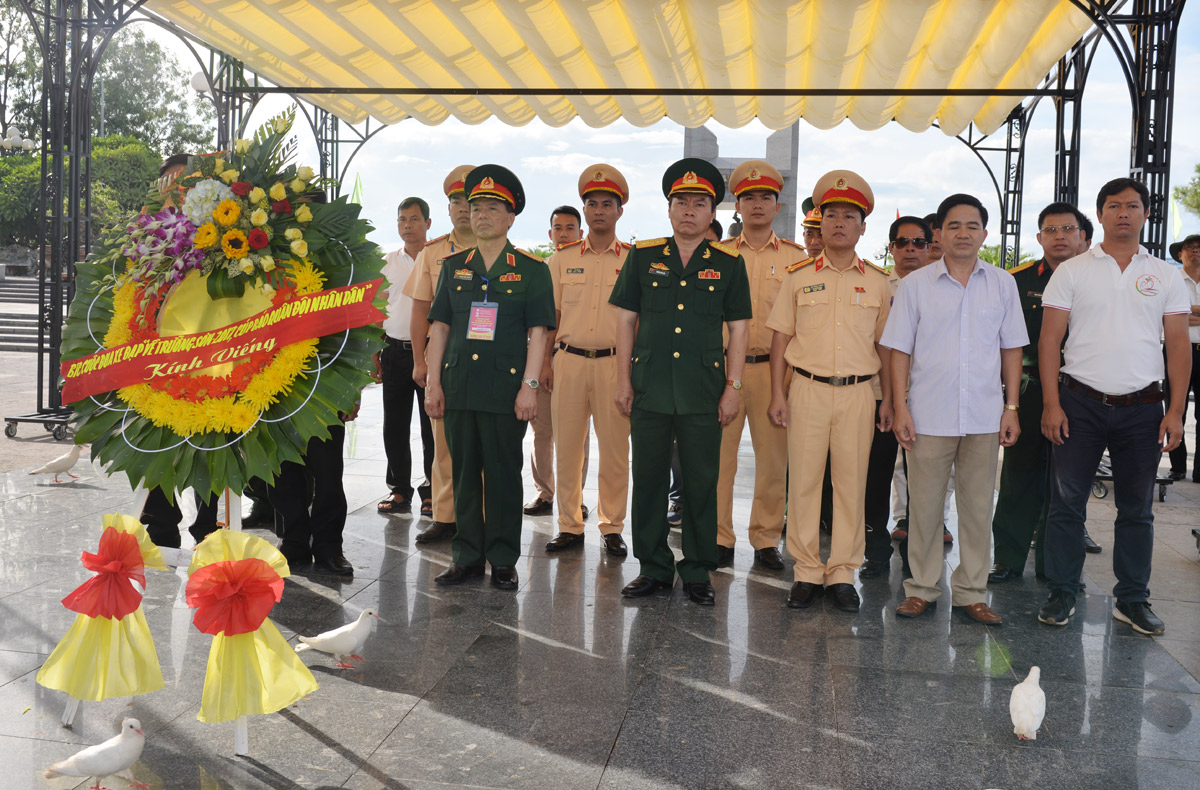 Ban Tổ chức Cuộc đua xe đạp “Về Trường Sơn-2017, Cúp Báo Quân đội nhân dân” dâng hương tại các nghĩa trang liệt sĩ trên địa bàn Quảng Trị