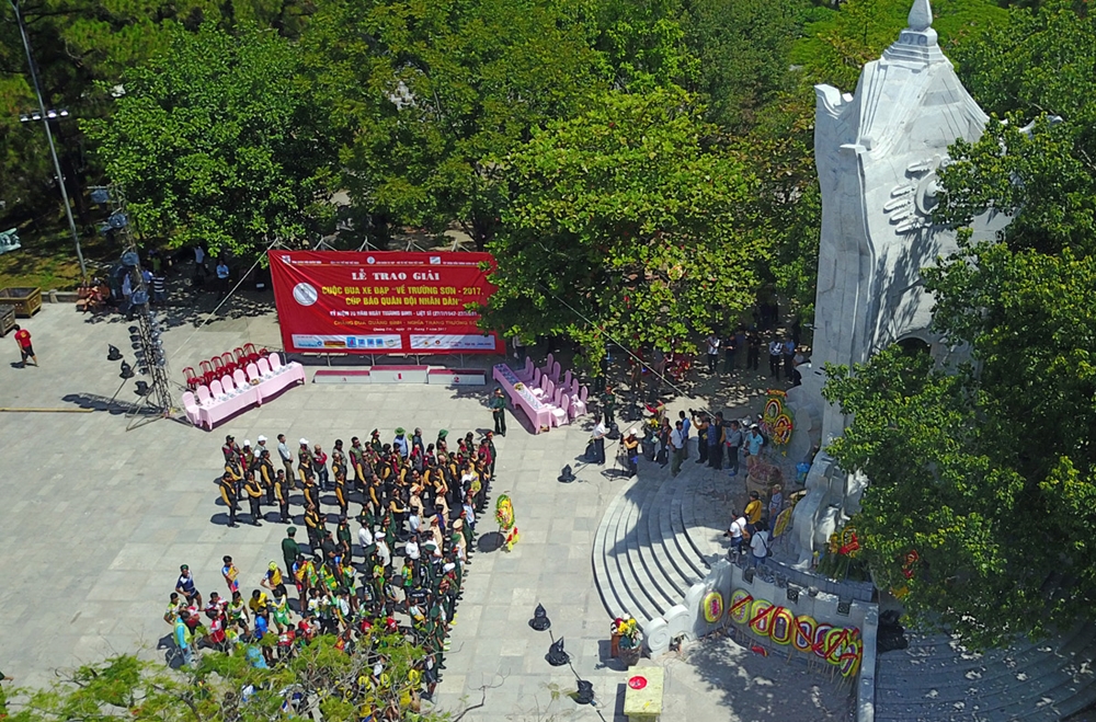 Một hoạt động tri ân ý nghĩa tiếp tục được tổ chức trên hành trình Cuộc đua. Ban Tổ chức Cuộc đua cùng các huấn luyện viên, vận động viên và các lực lượng phục vụ, tổ chức dâng hương, tri ân các anh hùng liệt sĩ tại Nghĩa trang Liệt sĩ Quốc gia Trường Sơn.