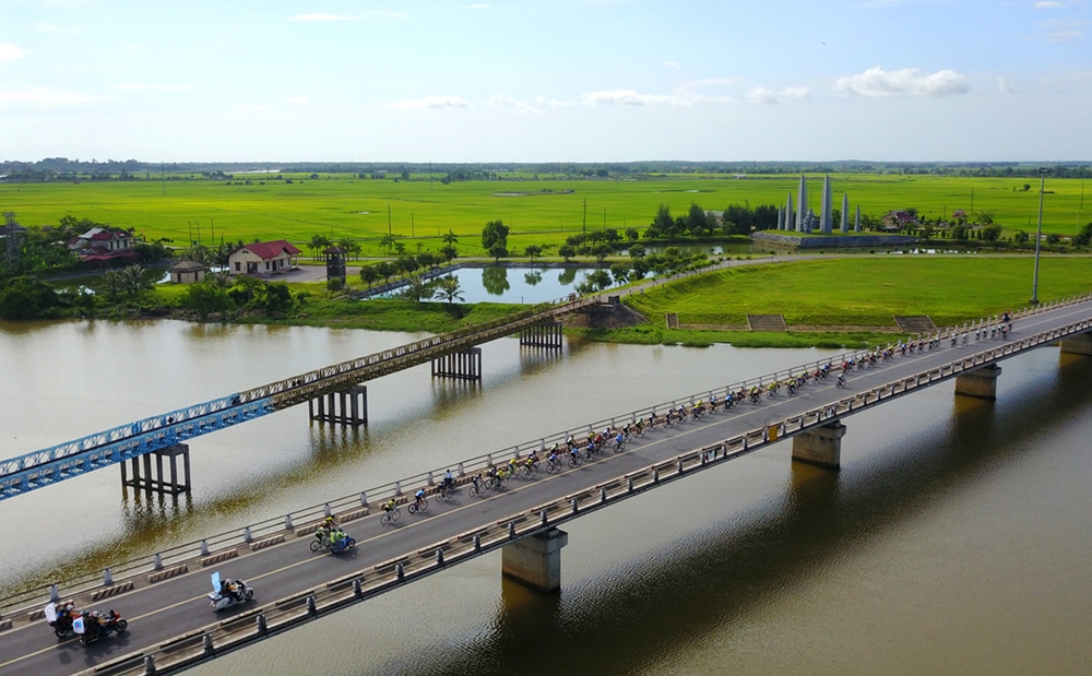 ...để vượt qua sông Bến Hải.