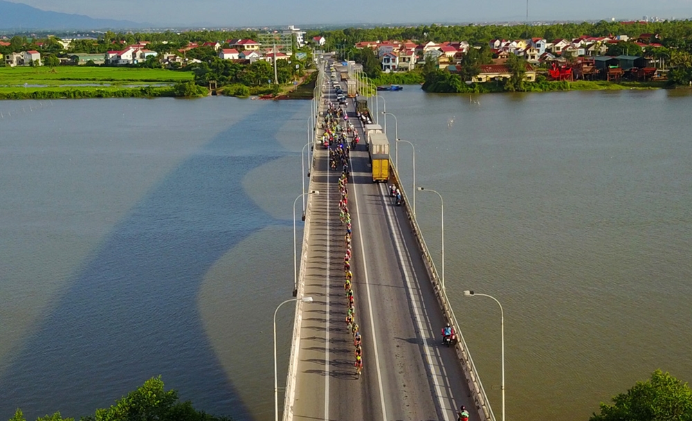 Xếp thứ 3 là tay đua Lê Nguyệt Minh, mang áo số 01, thuộc Đội Anh văn Hội Việt Mỹ TP Hồ Chí Minh, có tổng thời gian 12 giờ 00 phút 48 giây.