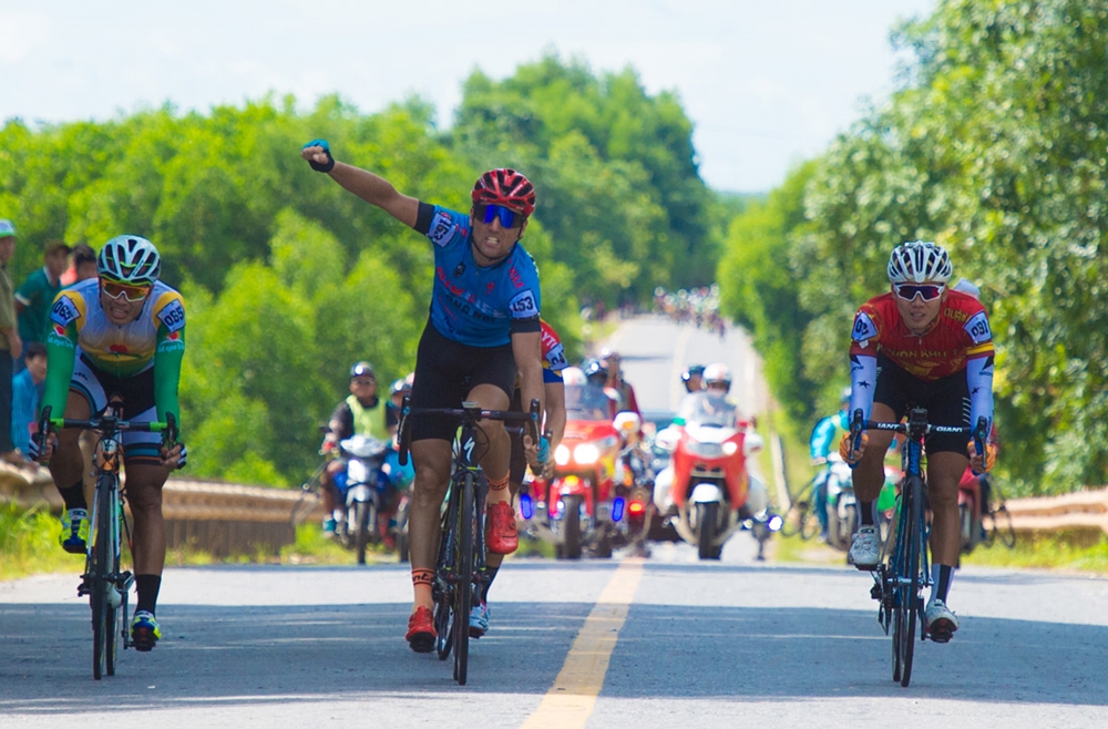 Đúng 9 giờ 48 phút, tay đua Loic Desriac, mang áo số 153, thuộc Đội Bike Life Đồng Nai đã cán đích đầu tiên, với thành tích 3 giờ 3 phút 30 giây.