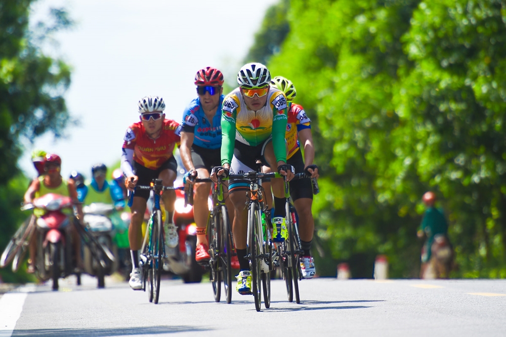 Đến địa phận xã Vĩnh Chấp, huyện Vĩnh Linh, tỉnh Quảng Trị, một tốp 4 vận động viên đã tăng tốc bứt phá, nới rộng dần khoảng cách với tốp đua thứ 2.