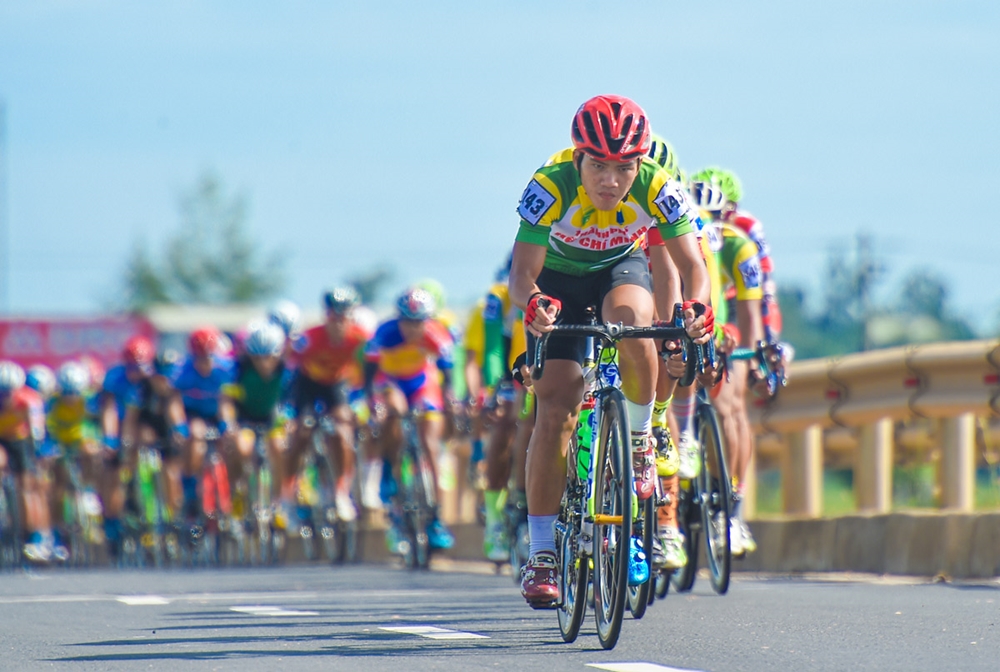 Tính đến hết Chặng 4, tay đua Nguyễn Cường Khang, mang số áo 141, Đội trẻ Thành phố Hồ Chí Minh đang đứng đầu bảng tổng sắp, với tổng thời gian là 12 giờ 00 phút 39 giây.