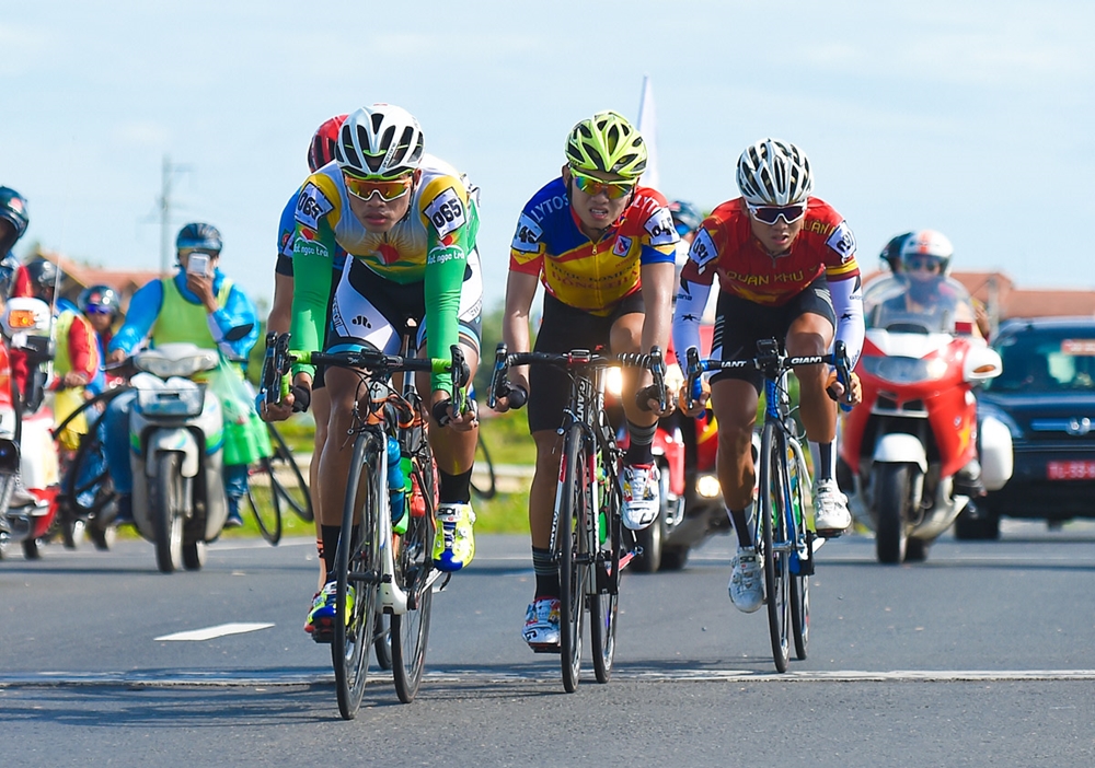 Trong khi đó tay đua Nguyễn Tấn Hoài, mang áo số 43, Đội Dược Domesco Đồng Tháp, xếp thứ 2, với tổng thời gian 12 giờ 00 phút 44 giây.