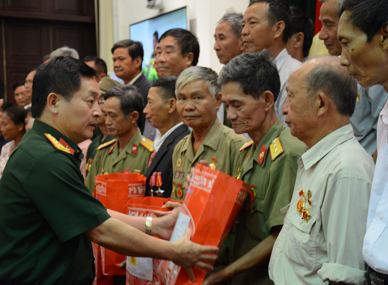 Bộ Quốc phòng gặp mặt Đoàn đại biểu người có công với cách mạng tỉnh Nam Định
