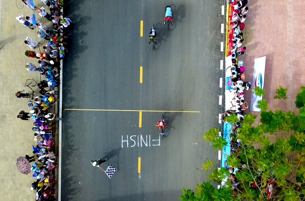 Sau 1 giờ 15 phút 44 giây, tay đua mang số áo 91- Huỳnh Thanh Tùng của đội Quân khu 7 đã kết thúc vòng đua thứ 24, khi cán đích đầu tiên.