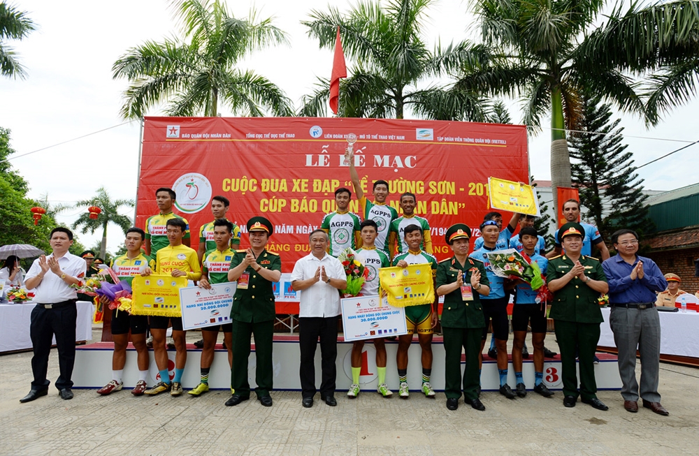 Thiếu tướng Phạm Văn Huấn và đồng chí Phạm Văn Tuấn trao giải Nhất đồng đội cho đội Bảo vệ thực vật An Giang và chụp ảnh lưu niệm cùng 3 đội Nhất, Nhì, Ba.