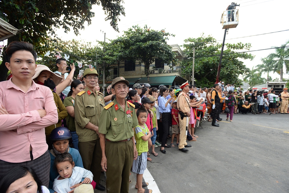 Trong số những người tham gia cổ vũ cho đoàn đua có các cựu chiến binh về chiến trường xưa dự lễ tri ân những người đã ngã xuống trên mảnh đất Quảng Trị.