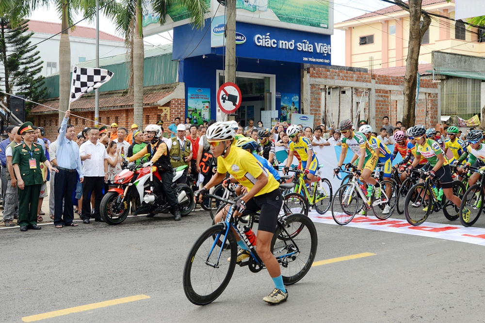 Đồng chí Mai Thức, Phó chủ tịch Thường trực UBND tỉnh Quảng Trị phất cờ lệnh xuất phát chặng 6 của Cuộc đua.