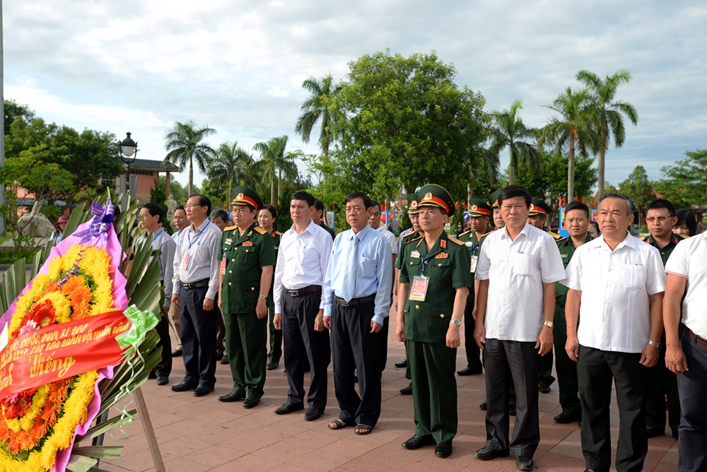 Thiếu tướng Phạm Văn Huấn, Bí thư Đảng ủy, Tổng biên tập Báo Quân đội nhân dân, Chủ tịch Liên đoàn Xe đạp- Mô tô thể thao Việt Nam, Trưởng Ban Tổ chức Cuộc đua và thành viên Ban Tổ chức Cuộc đua, lãnh đạo tỉnh Quảng Trị dâng hương tại Đài tưởng niệm Thành cổ trước khi Chặng đua thứ 6 xuất phát.