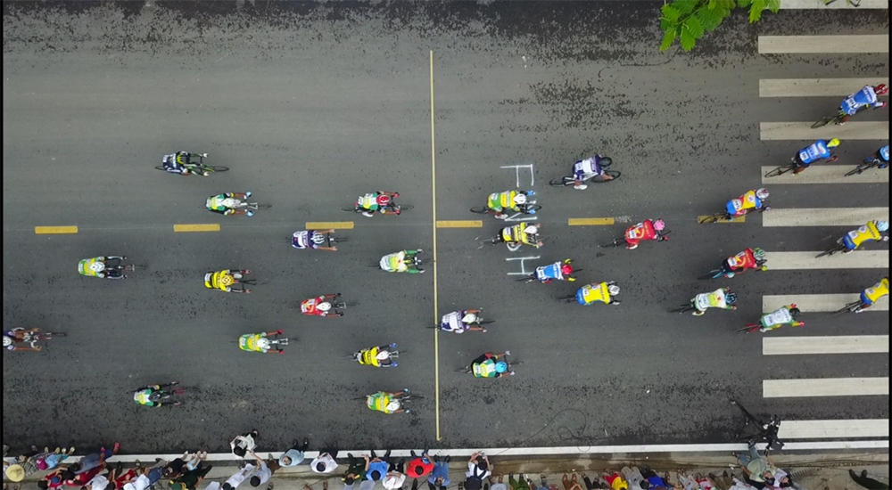 Đội hình đoàn đua nhìn từ trên cao.