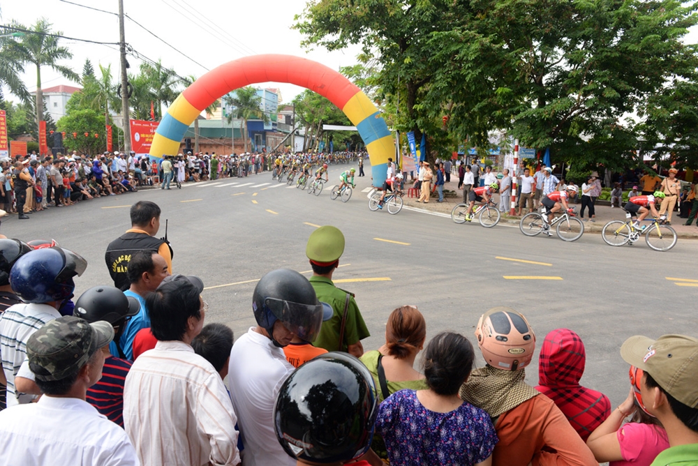 Cuộc đua thu hút đông đảo người dân Quảng Trị đến theo dõi và cổ vũ.
