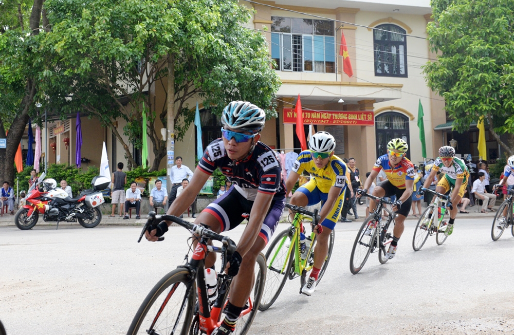 Tốc độ của chặng đua liên tục được đẩy cao.