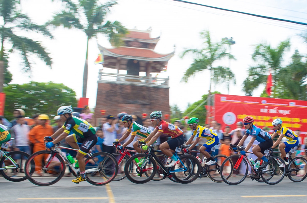 Các tay đua băng qua Tháp chuông Thành cổ.