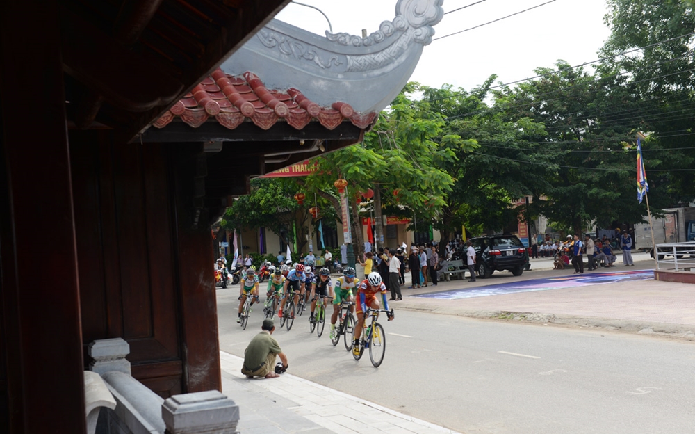 Các tay đua tăng tốc trước Nhà hành lễ - Bến thả hoa bên dòng Thạch Hãn.