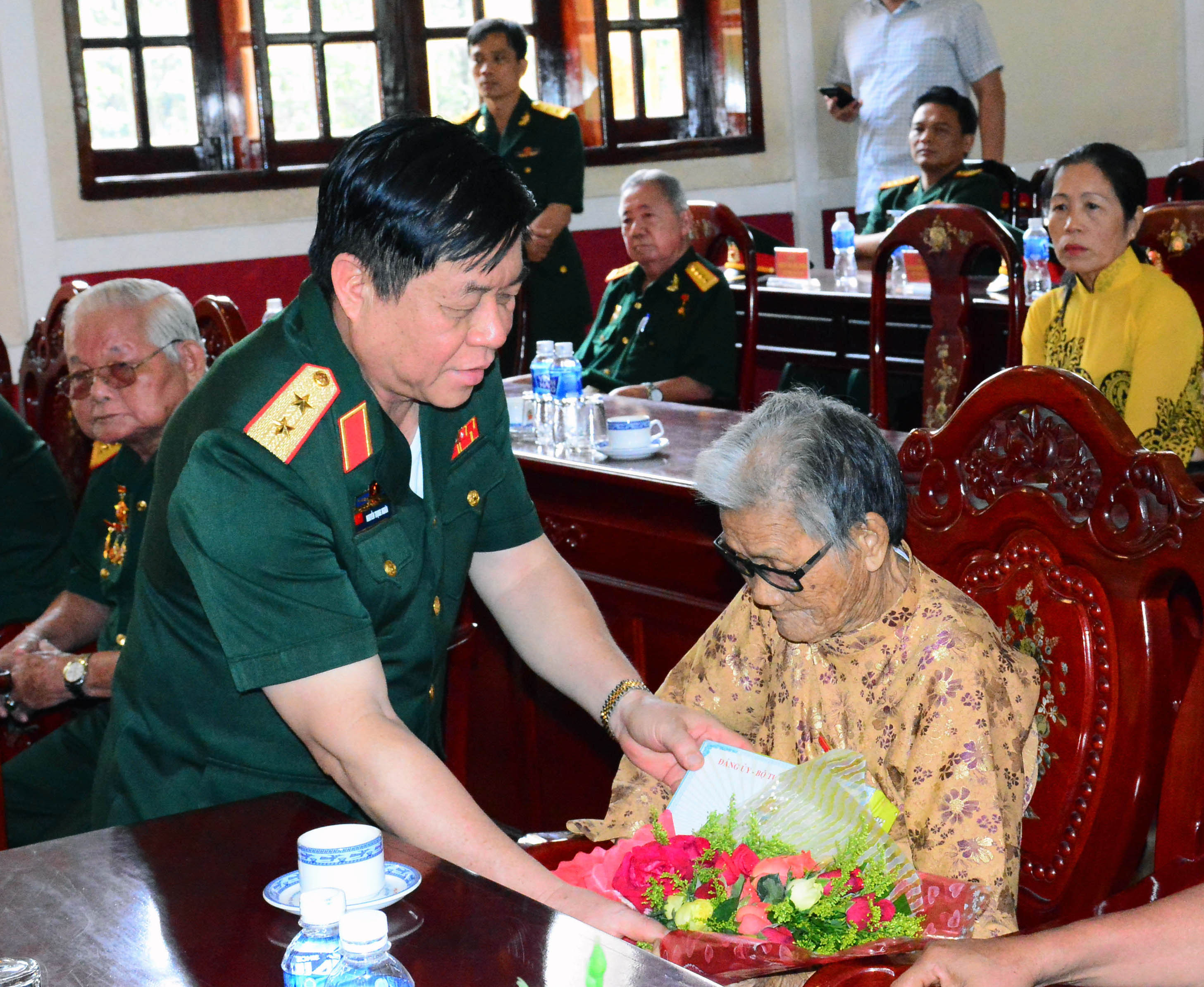 Quân đoàn 4 gặp mặt người có công, thương binh, thân nhân liệt sĩ