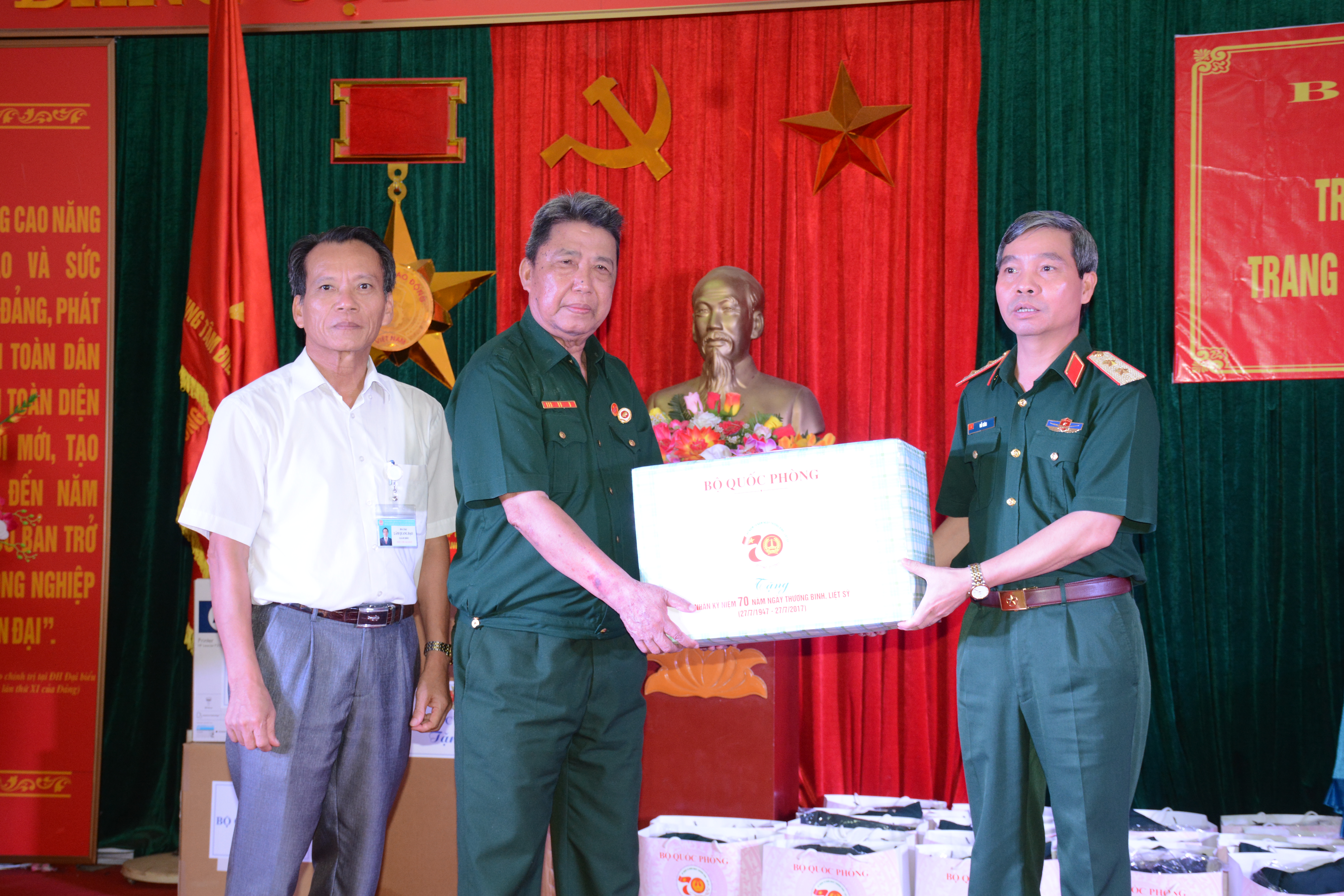 Trung tướng Đỗ Căn thăm, tặng quà Trung tâm Điều dưỡng thương binh Nho Quan