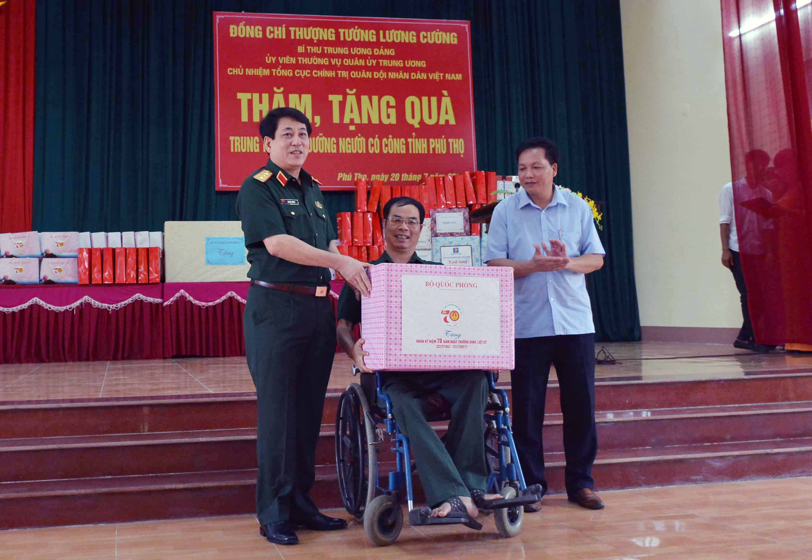 Chủ nhiệm Tổng cục Chính trị thăm, tặng quà Trung tâm Điều dưỡng Người có công tỉnh Phú Thọ