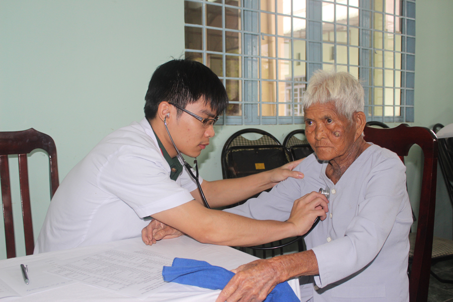 Bệnh viện Quân y 120 khám bệnh, cấp phát thuốc miễn phí cho người dân