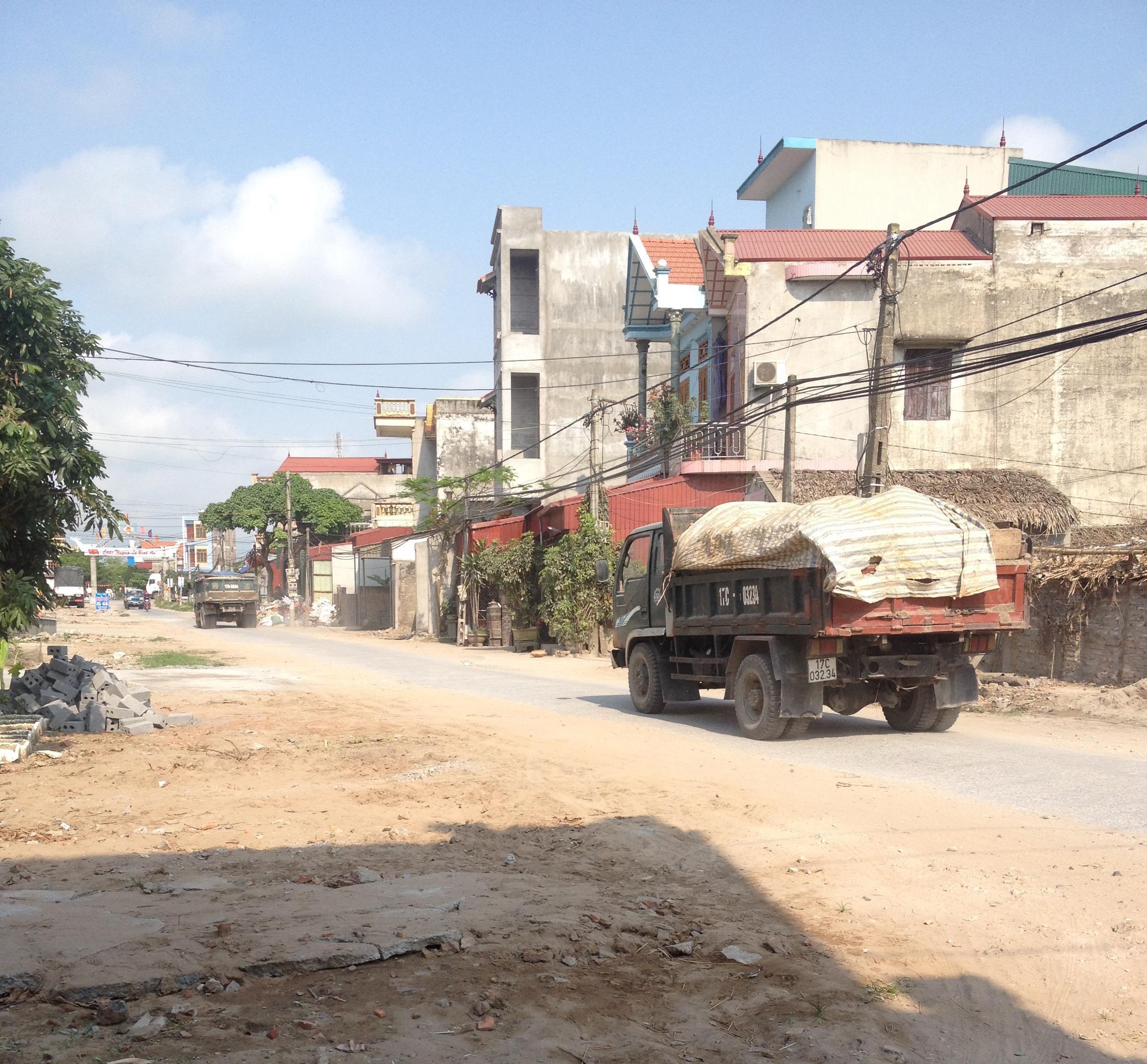 Huyện Đông Hưng, tỉnh Thái Bình: Xe quá tải phá đường nông thôn mới