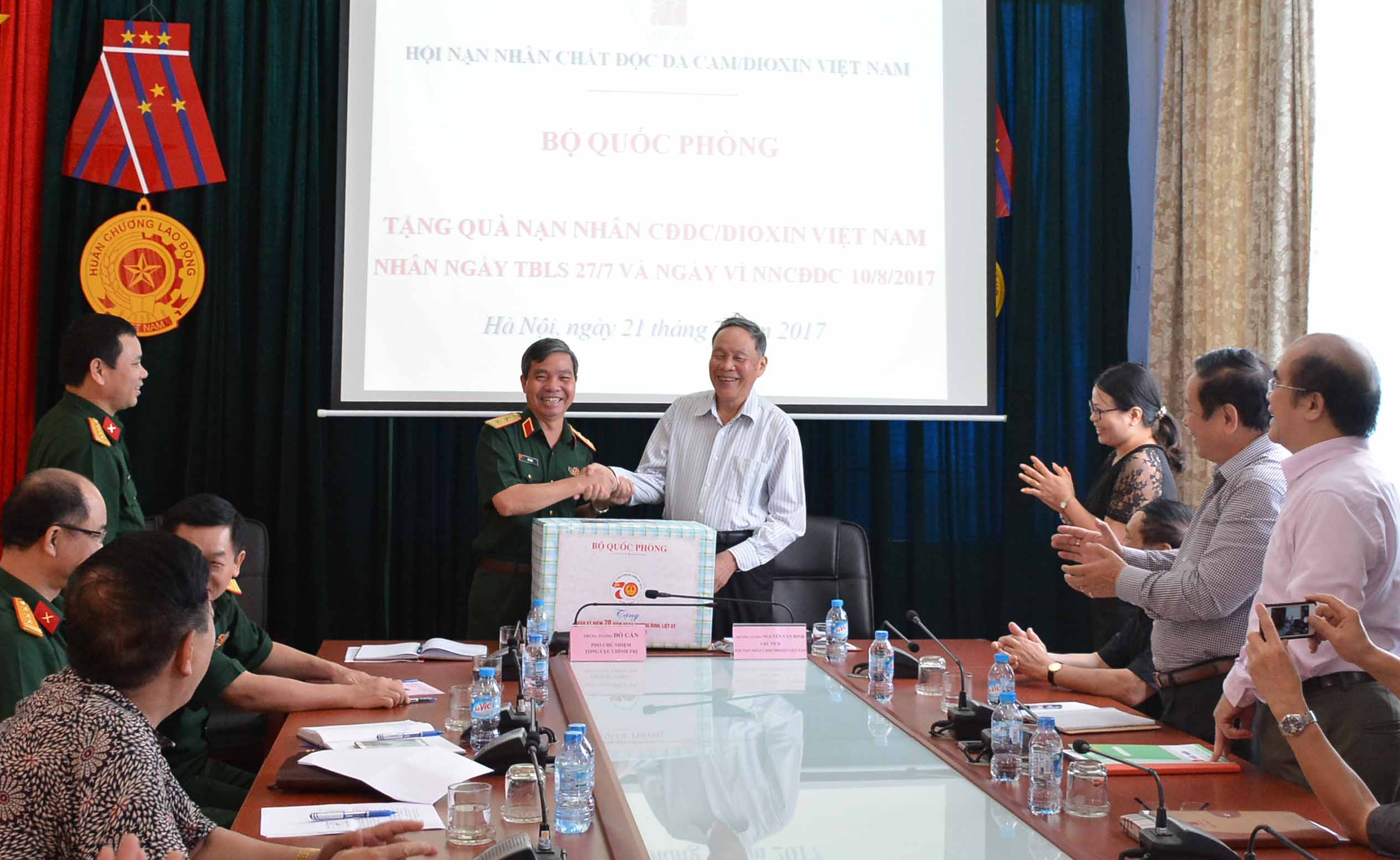 Bộ Quốc phòng tặng quà Hội Nạn nhân chất độc da cam/dioxin Việt Nam