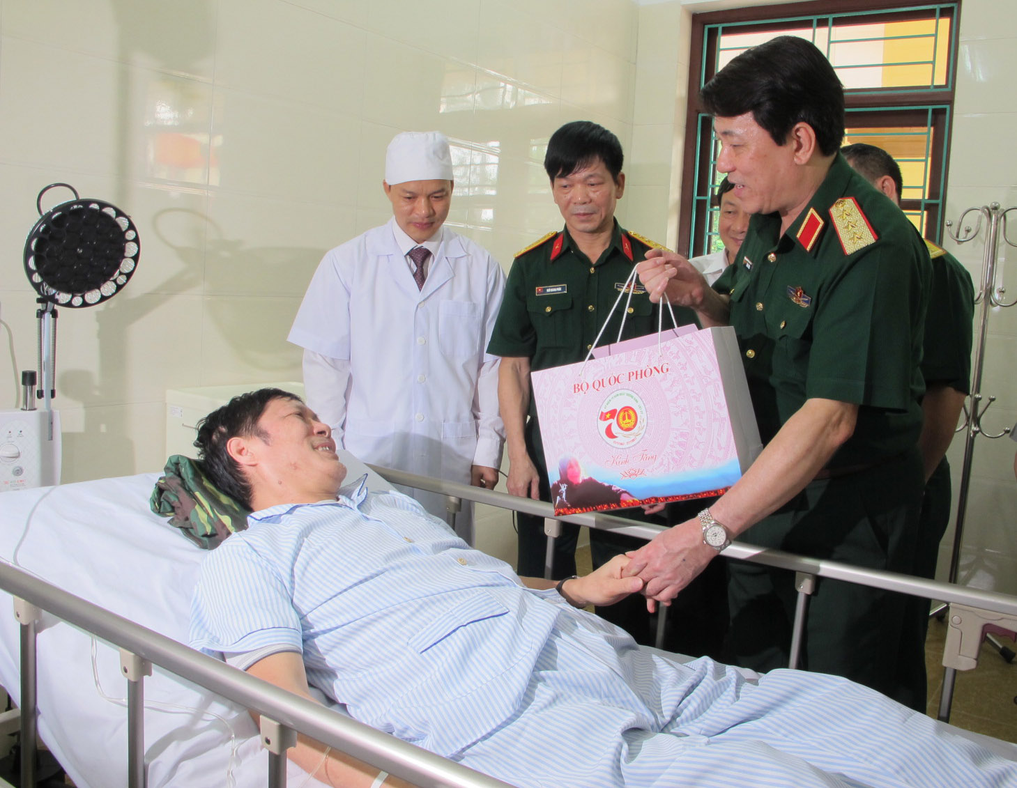 Thượng tướng Lương Cường thăm, tặng quà Trung tâm Điều dưỡng thương binh Duy Tiên