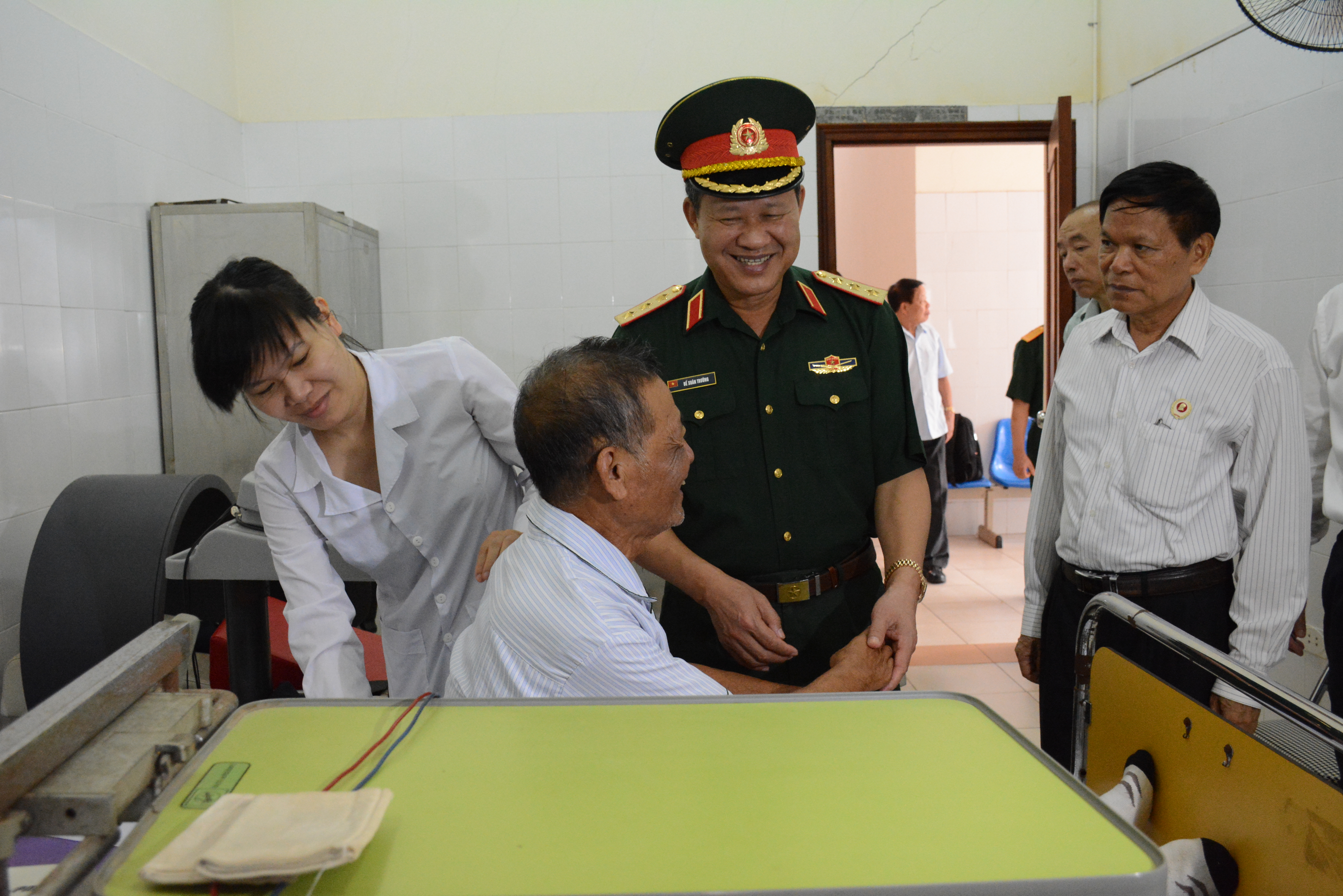 Đoàn công tác Bộ Quốc phòng thăm, tặng quà Làng Hữu nghị Việt Nam