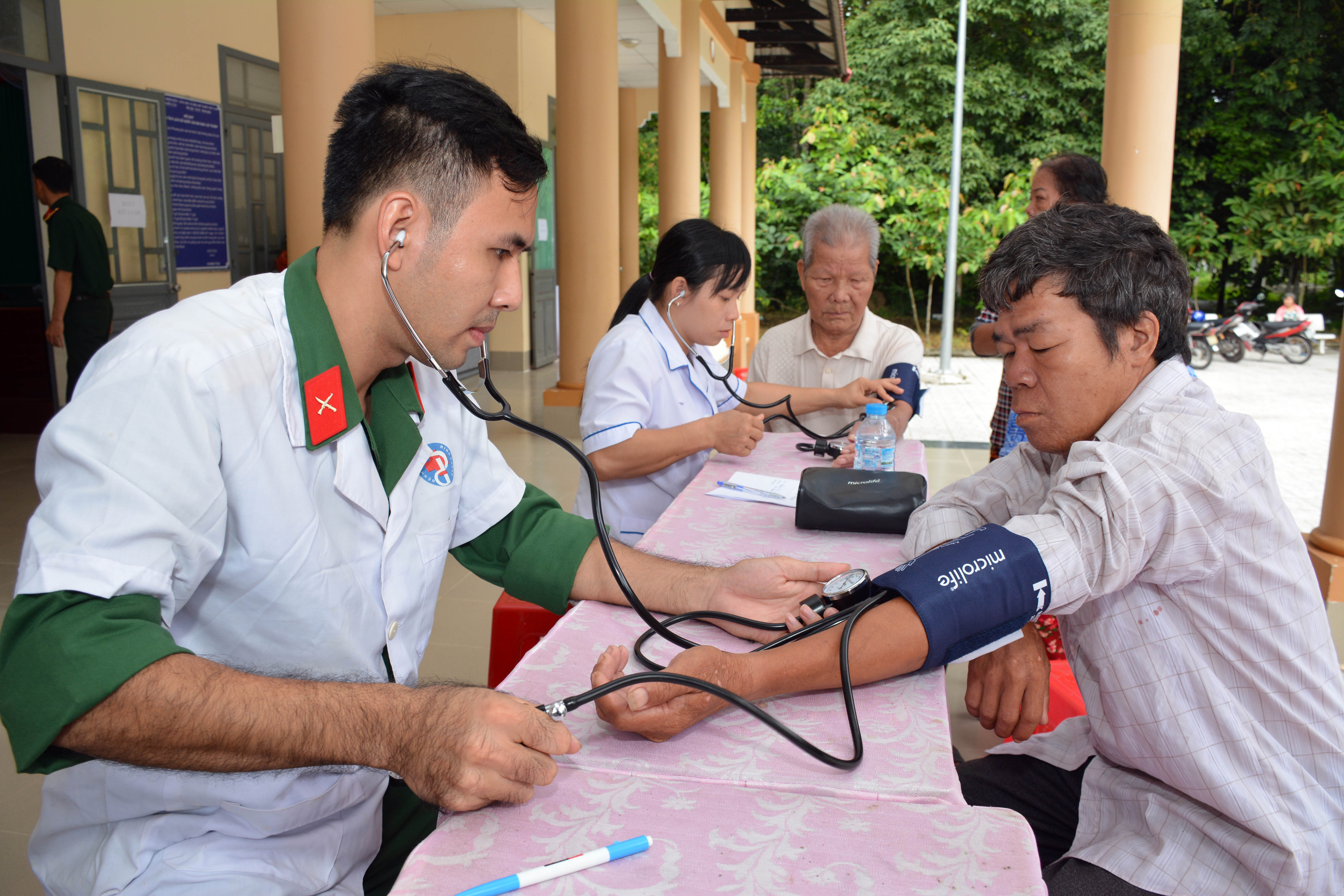Tổng cục 2 thăm, tặng quà, khám bệnh, cấp thuốc cho đối tượng chính sách
