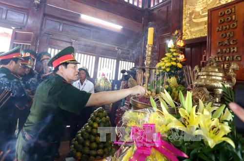 Bộ trưởng Bộ Quốc phòng Ngô Xuân Lịch dâng hương, tri ân các anh hùng liệt sĩ