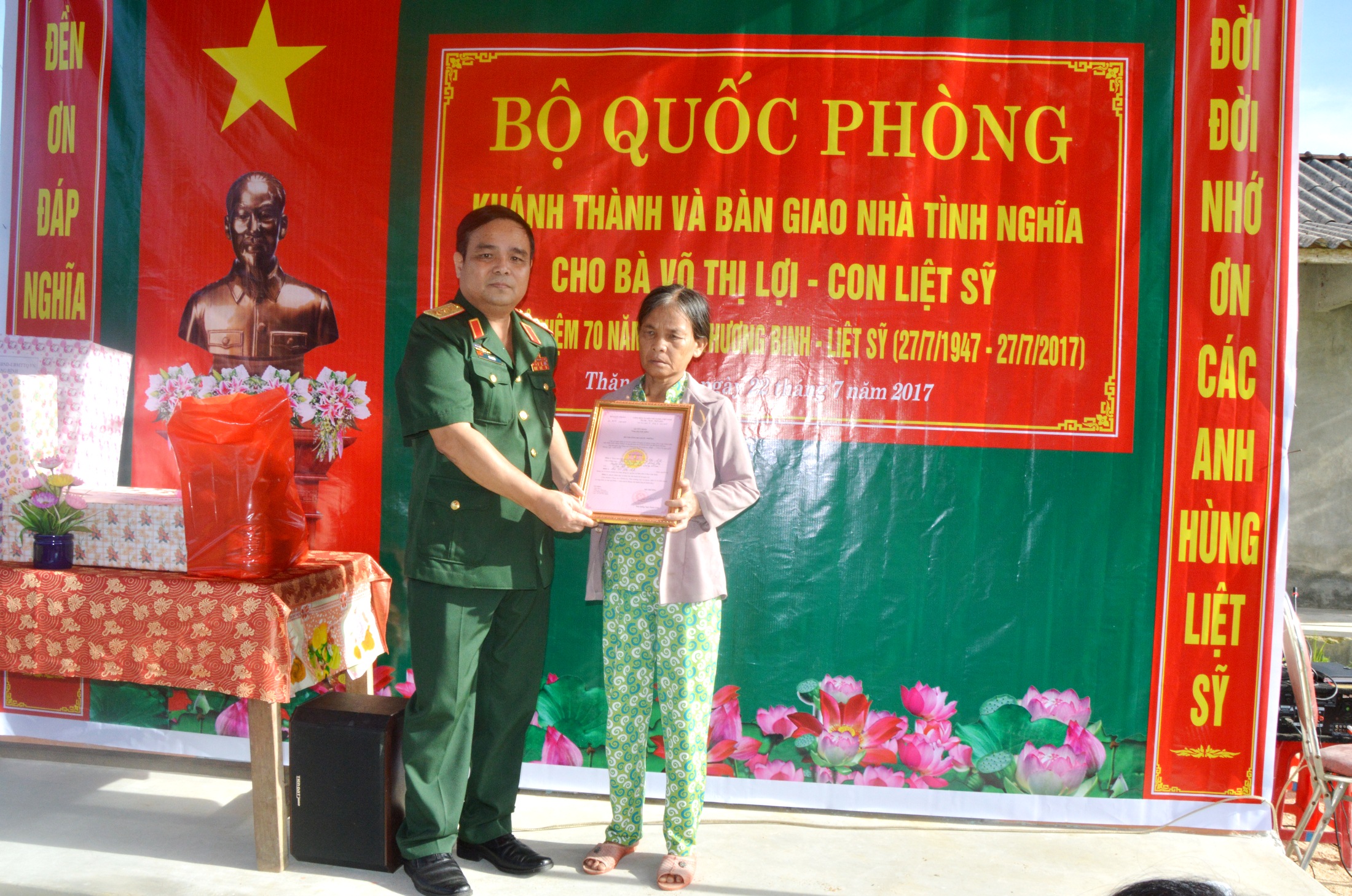 Thượng tướng Lê Chiêm thăm, tặng quà các gia đình chính sách tại tỉnh Quảng Nam