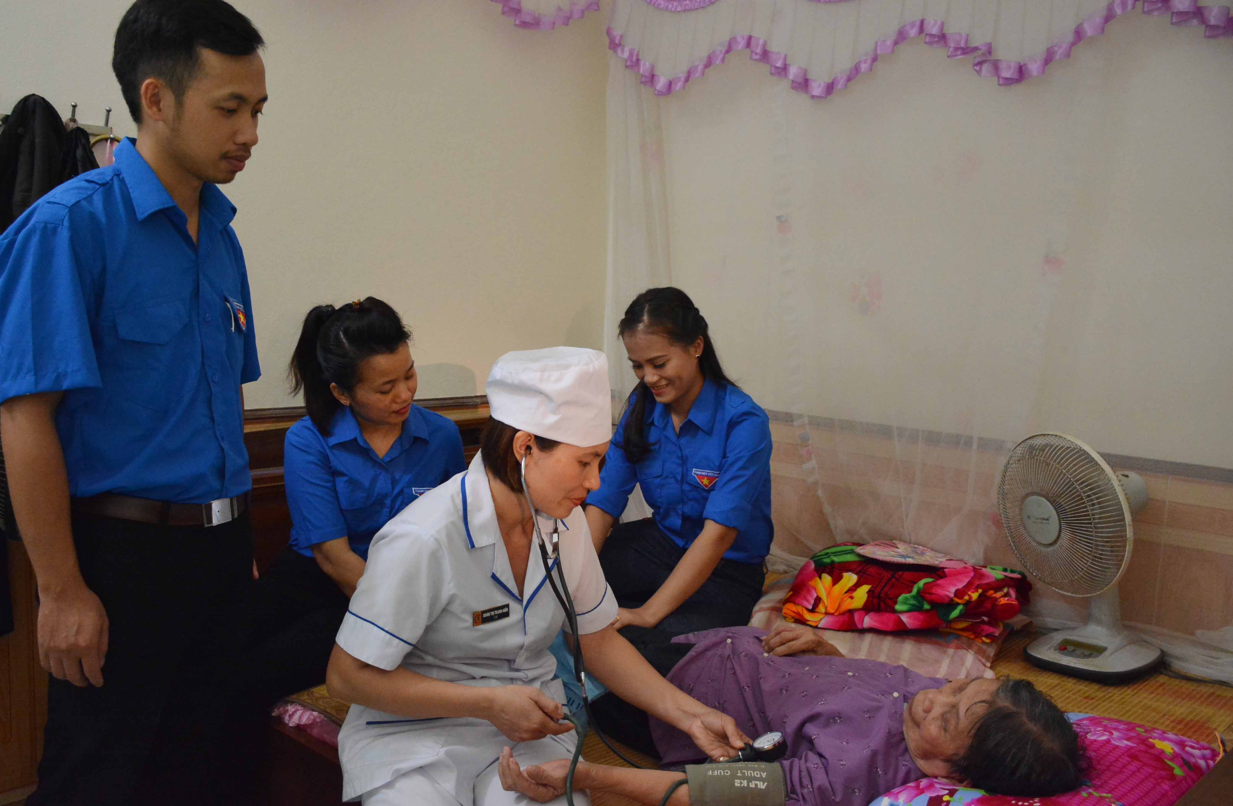 Xung kích, tình nguyện chăm lo người có công