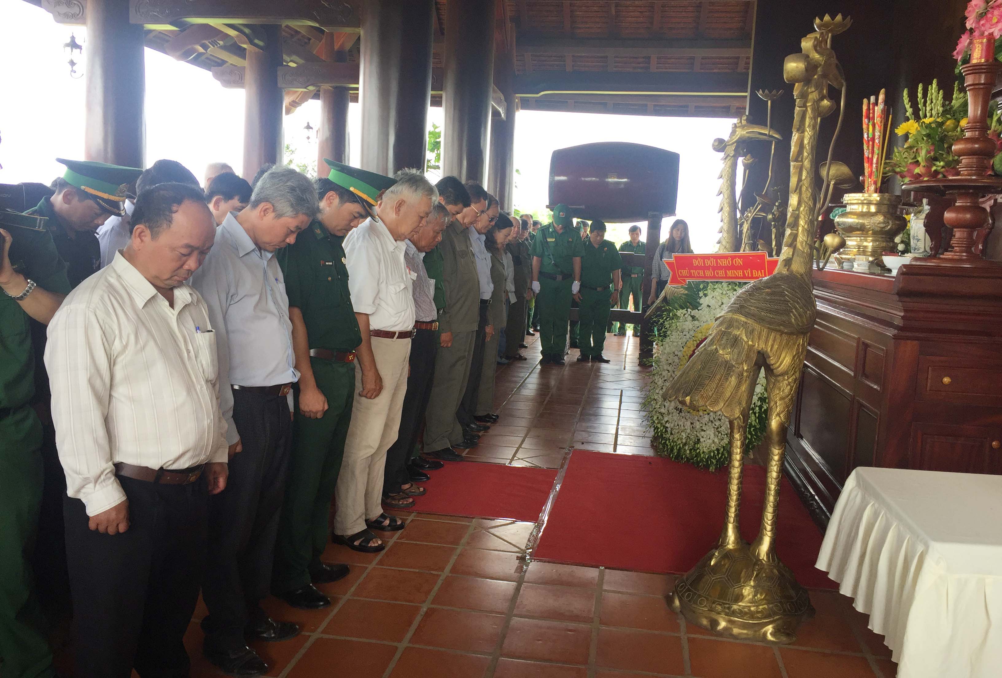 Lực lượng TNXP TP Hồ Chí Minh dâng hương tưởng niệm các Anh hùng liệt sĩ