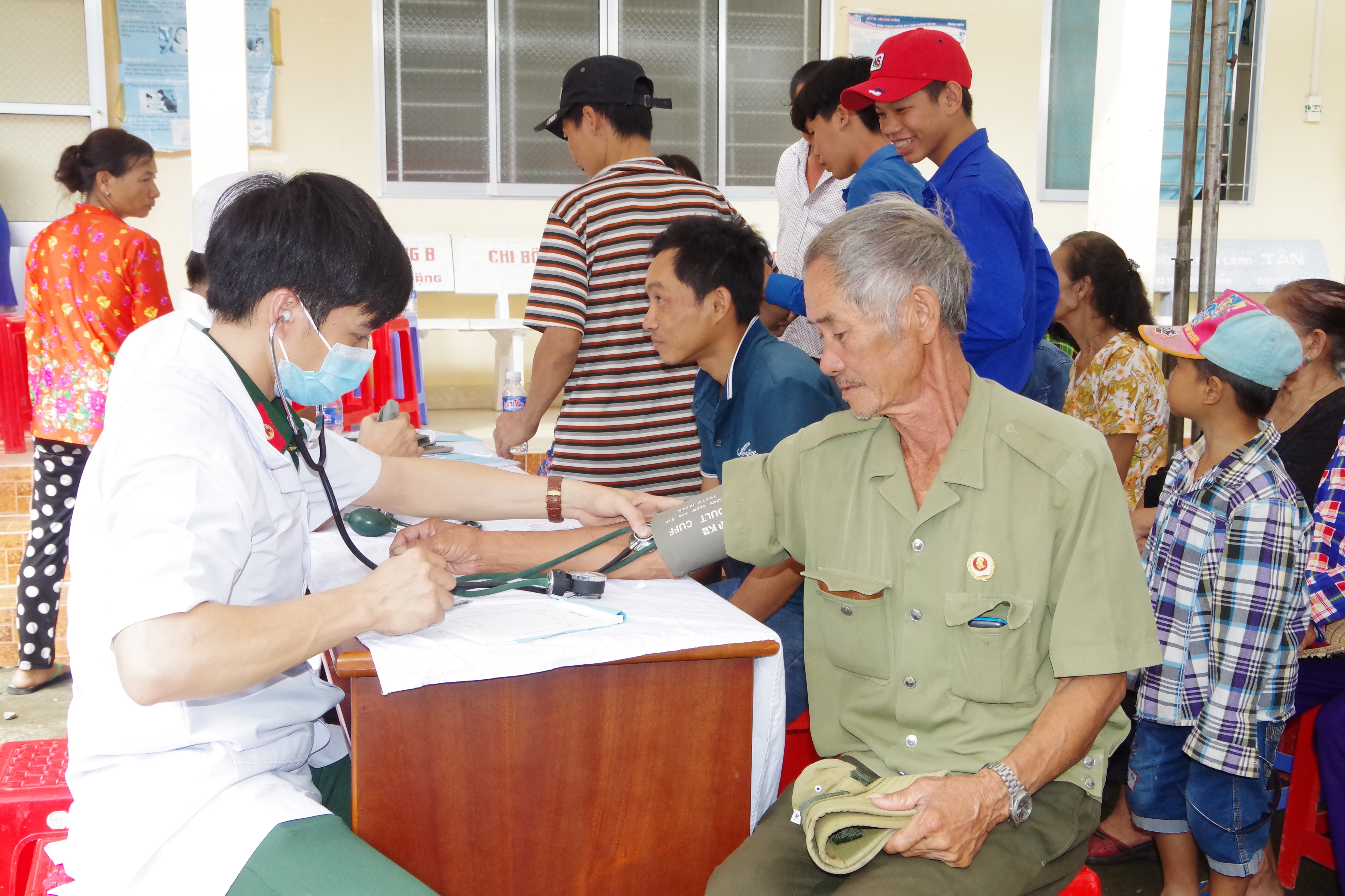 Bệnh viện Quân y 121 (Quân khu 9)  khám bệnh, cấp thuốc miễn phí cho hơn 500 người