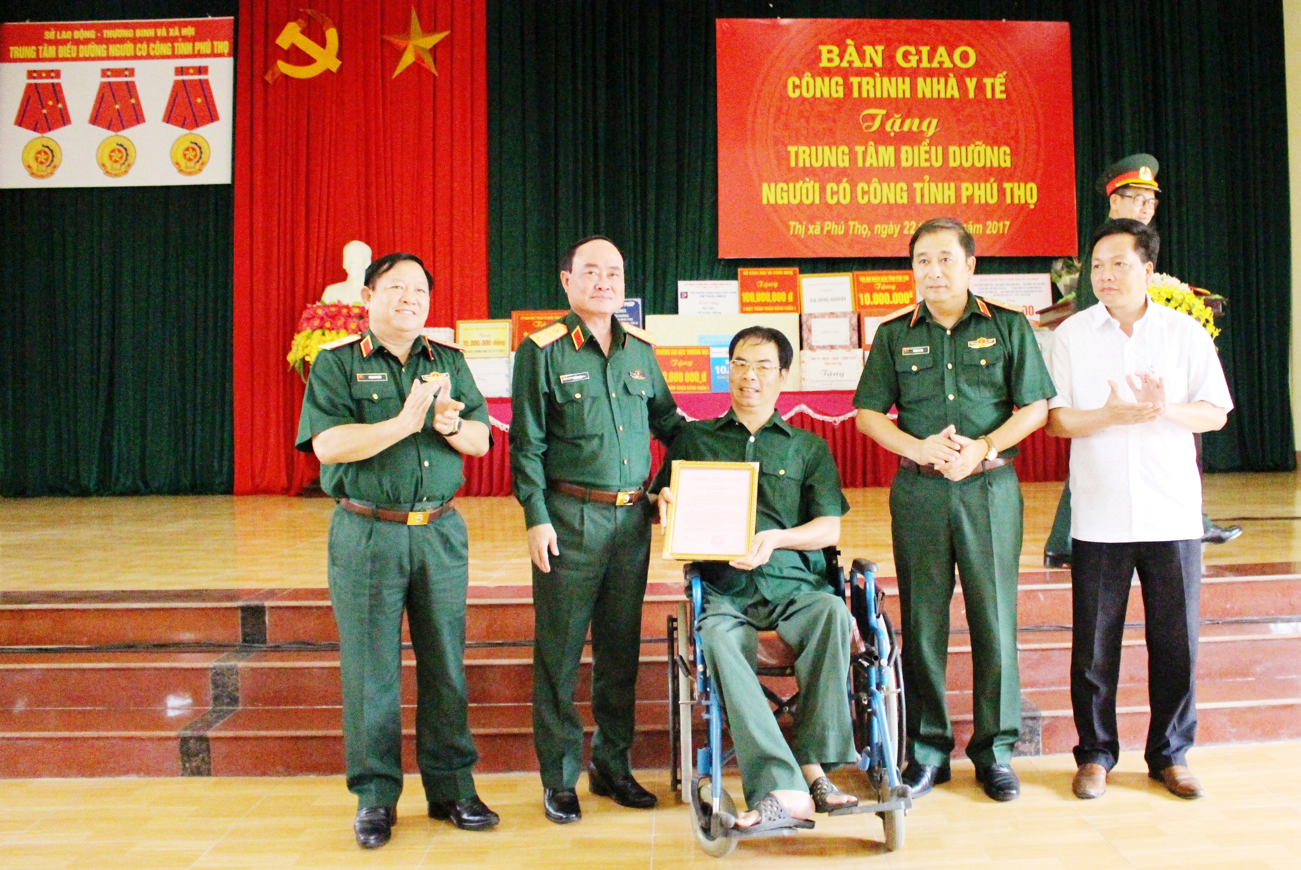 Quân khu 2 bàn giao Nhà y tế tặng Trung tâm điều dưỡng người có công tỉnh Phú Thọ