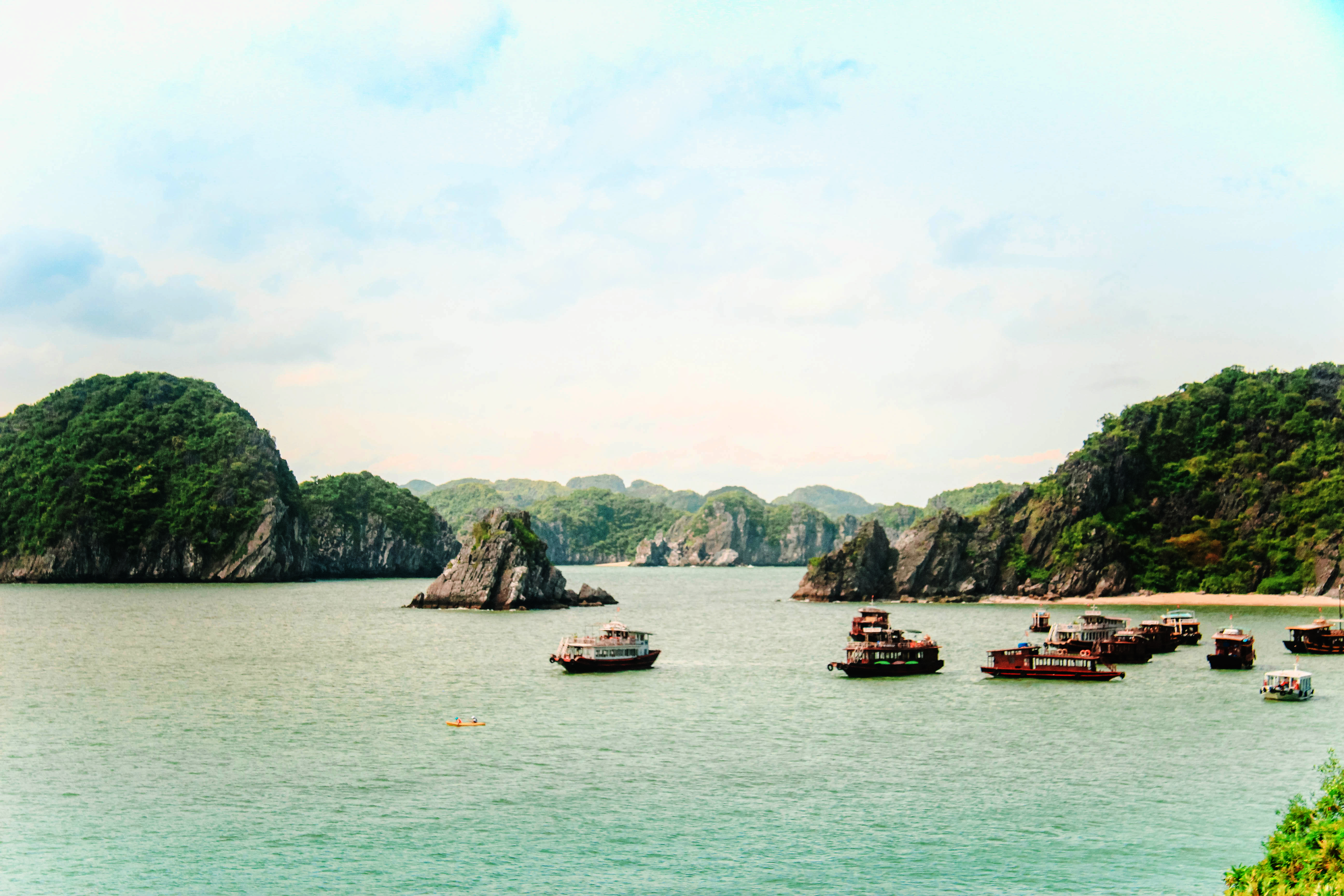 Vẻ đẹp hoang sơ của Vịnh Lan Hạ