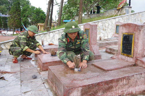 Bộ CHQS Nghệ An tu bổ Nghĩa trang Liệt sĩ và tặng quà gia đình chính sách tại Nghi Lộc