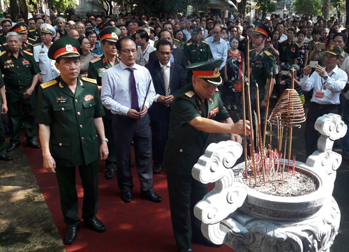 Cựu Quân tình nguyện Việt Nam tại Campuchia tri ân các Anh hùng liệt sĩ