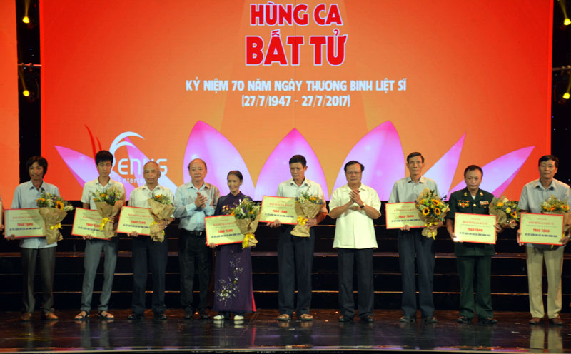 Xúc động chương trình nghệ thuật “Bản hùng ca bất tử”
